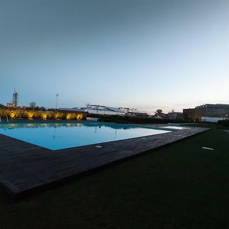 Charming With Balcony & Pool 리스본
