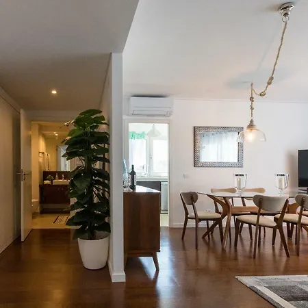 Charming With Balcony & Pool 아파트
