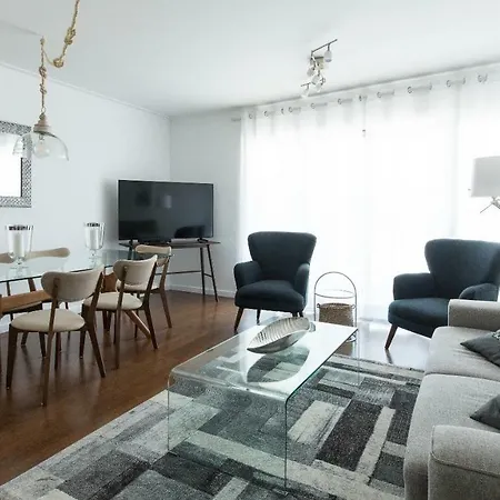 Charming With Balcony & Pool 아파트 리스본