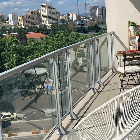 Charming With Balcony & Pool 아파트