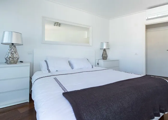 Charming With Balcony & Pool Apartmán