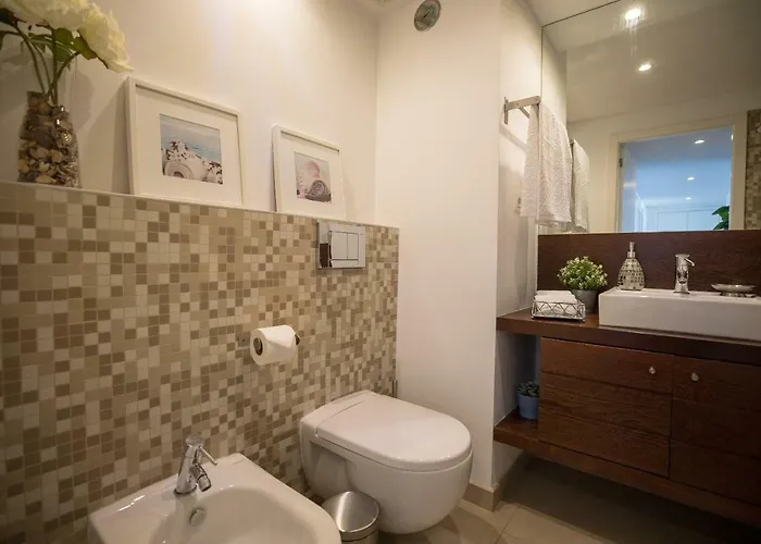 Charming With Balcony & Pool