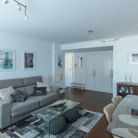 Charming With Balcony & Pool 아파트 리스본