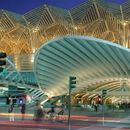 Charming With Balcony & Pool 리스본