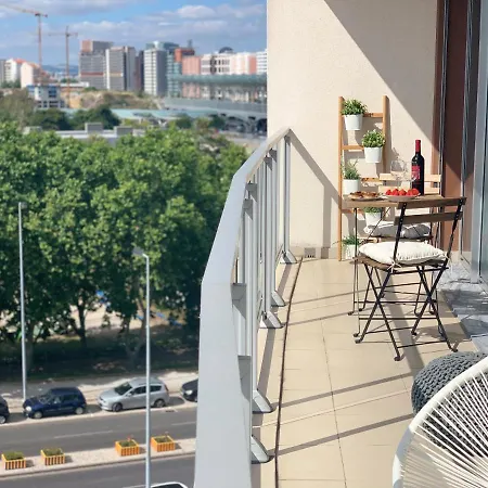 Charming With Balcony & Pool